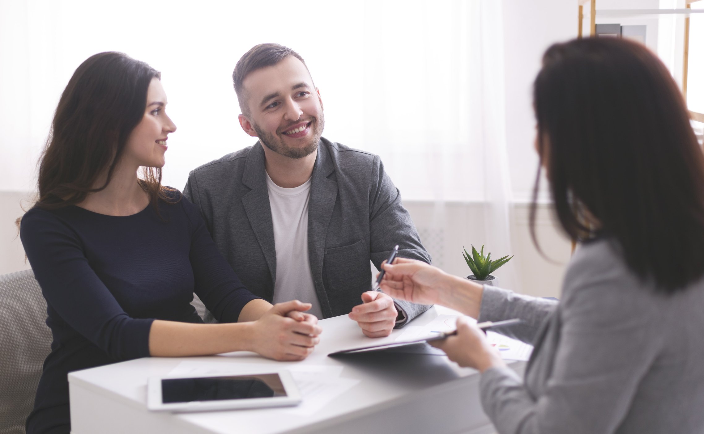 young-family-listening-to-financial-advisor-ready--DG6REN2-min